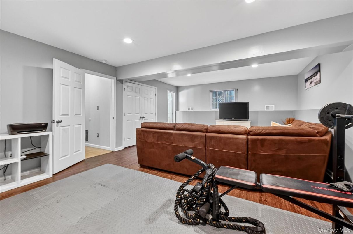 Fitness Equipment, Interior, Living room, Recessed Lighting, Wood Texture Flooring