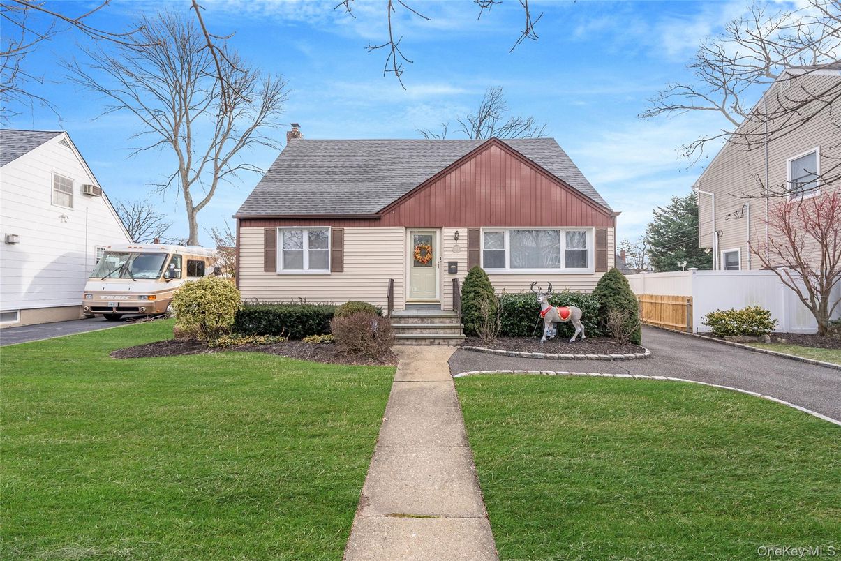 Exterior, Facade, Cape Cod