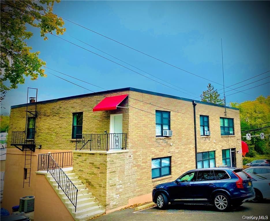 Exterior, Facade, Brick Facade, Rowhouse