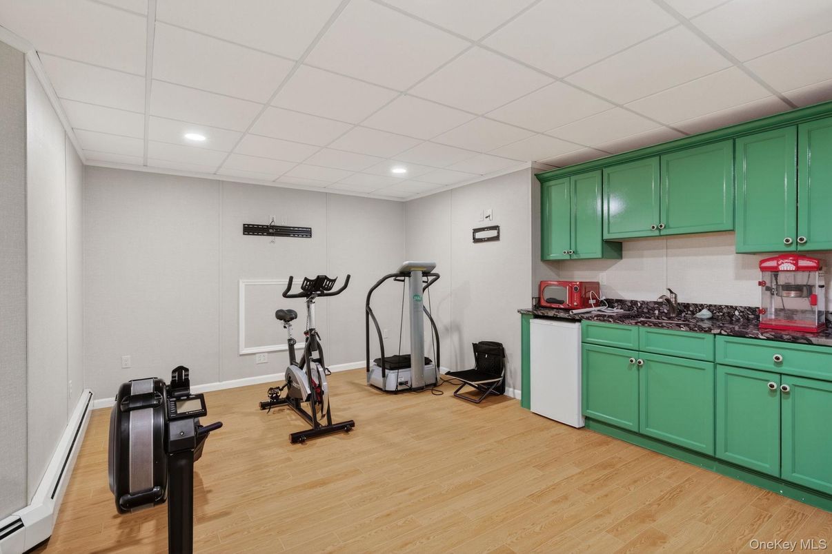 Fitness Equipment, Interior, Recessed Lighting, Wood Texture Flooring