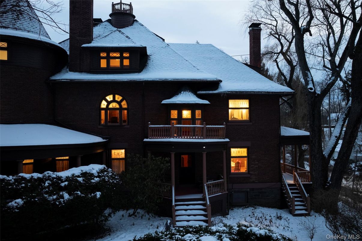 Exterior, Facade, Queen Anne Victorian