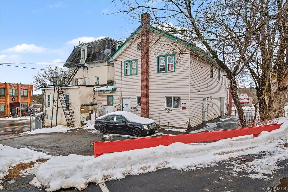 Exterior, Facade, Queen Anne Victorian