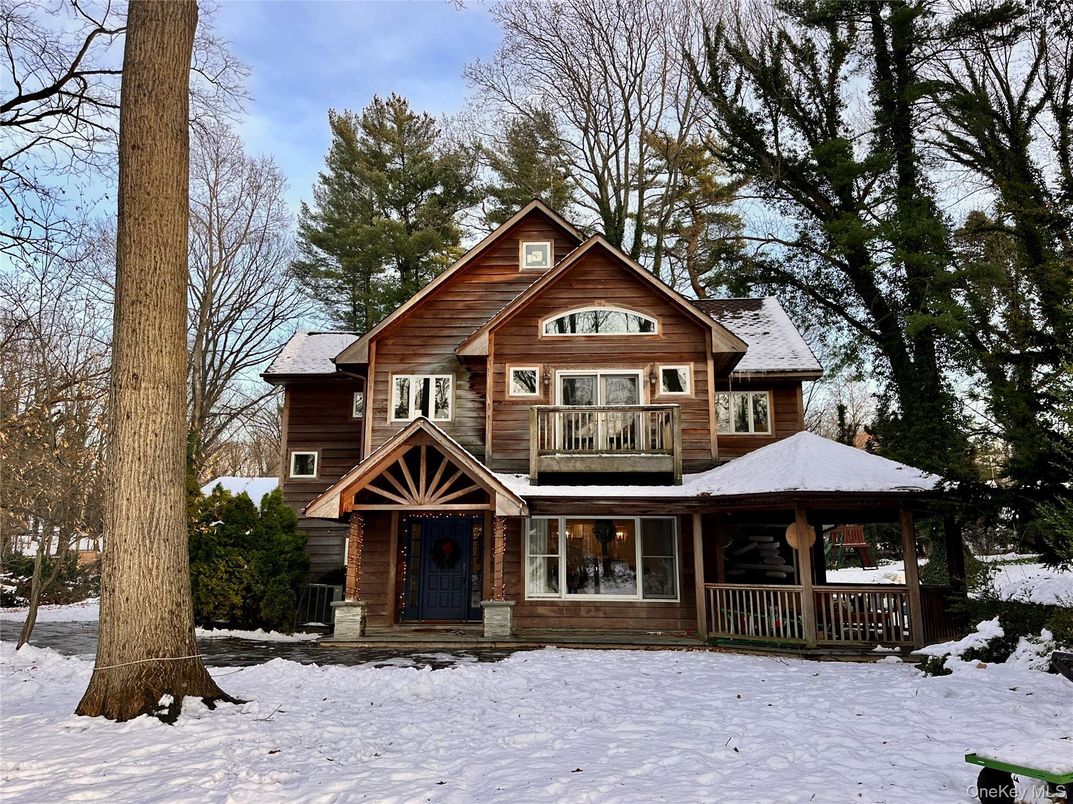 Exterior, Facade, Log Home