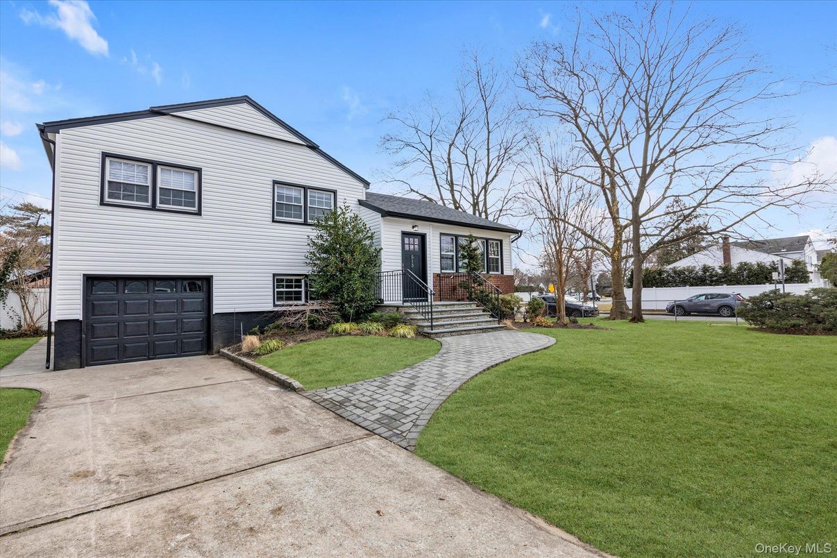 Attached, Exterior, Facade, Split Level