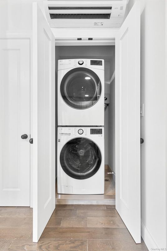 Interior, Utility Closets, Washer, Wood Texture Flooring