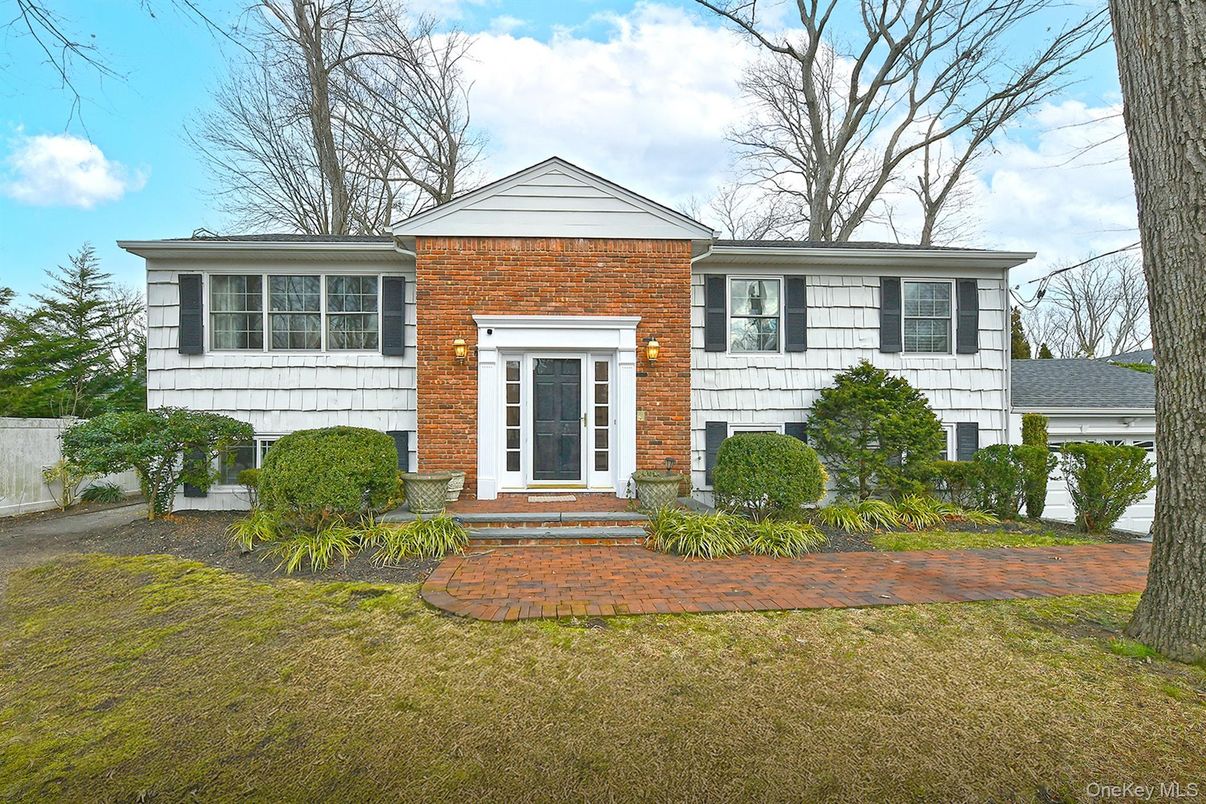 Exterior, Facade, Brick Facade, Split Level