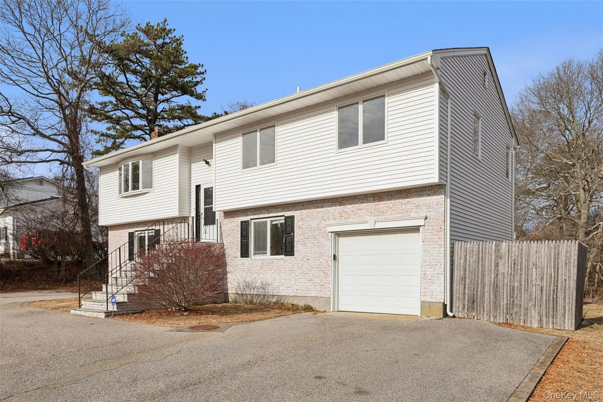 Attached, Exterior, Facade, Brick Facade, Raised Ranch