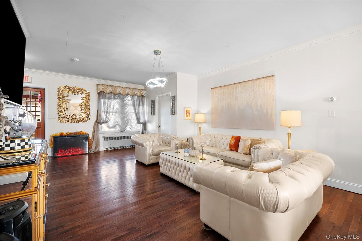 Interior, Living room, Pendant Lights, Wood Texture Flooring