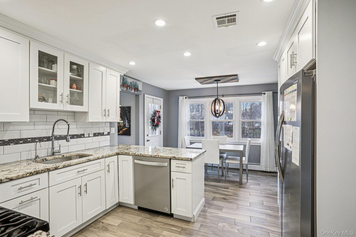 Dining room, Interior, Kitchen, Pendant Lights, Recessed Lighting, Wood Texture Flooring