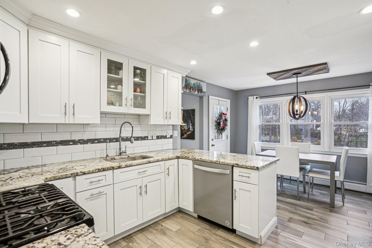 Dining room, Interior, Kitchen, Pendant Lights, Recessed Lighting, Wood Texture Flooring