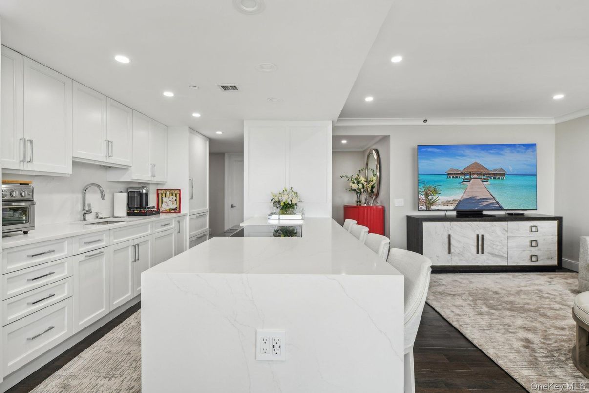Interior, Kitchen, Recessed Lighting, Water, Wood Texture Flooring