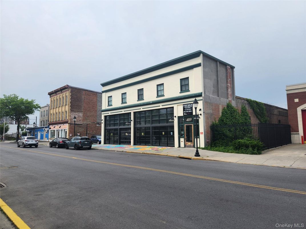 Exterior, Facade, Modern