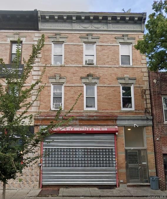 Exterior, Facade, Brick Facade, Rowhouse