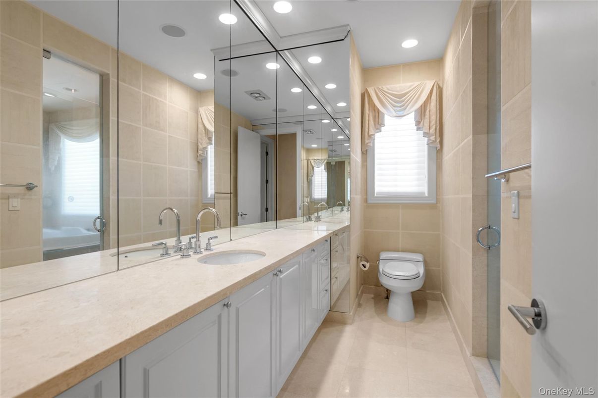 Bathroom, Dual Sink Vanities, Interior, Recessed Lighting