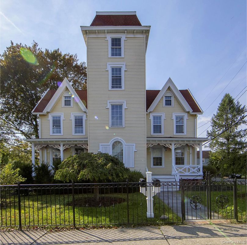 Exterior, Facade, Queen Anne Victorian