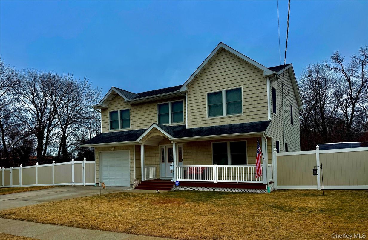 Attached, Exterior, Facade, American Craftsman