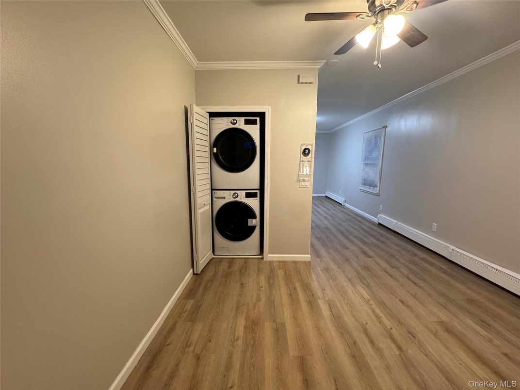 Interior, Utility Closets, Washer, Wood Texture Flooring