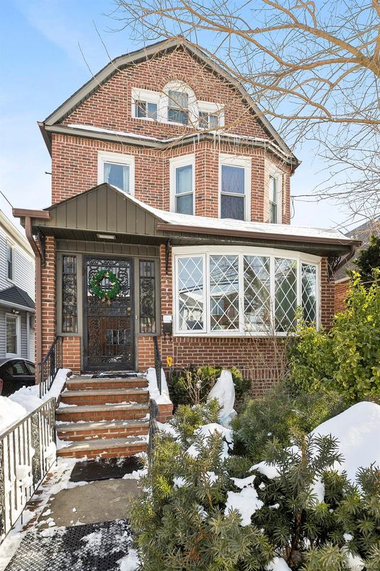Exterior, Facade, Brick Facade, Queen Anne Victorian