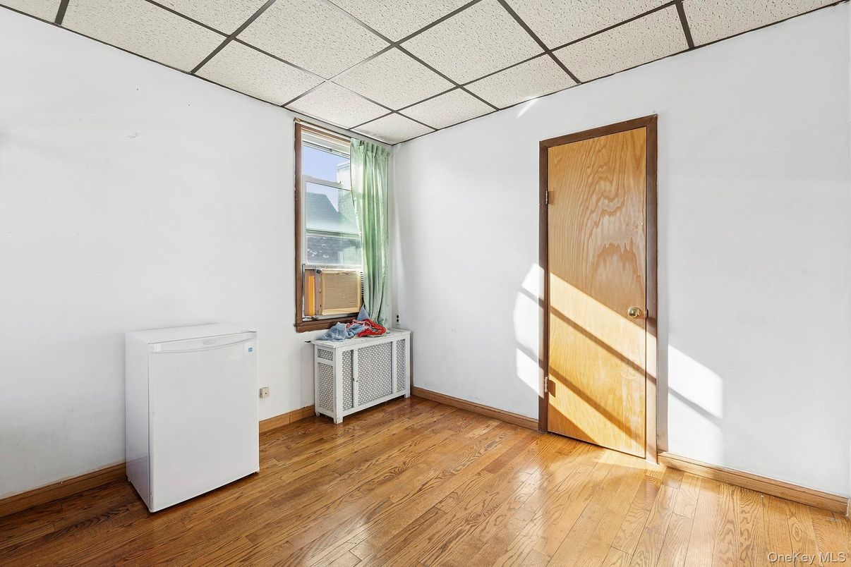 Interior, Washer, Wood Texture Flooring