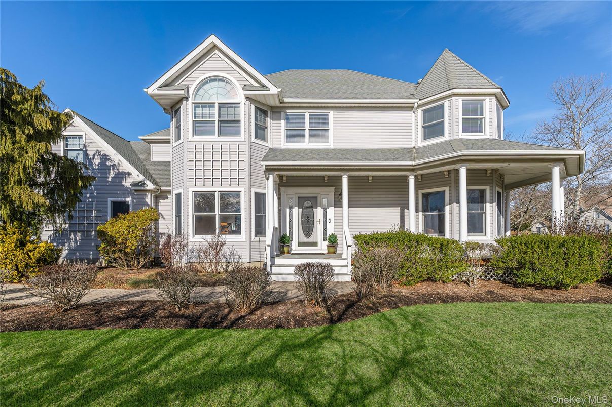 Exterior, Facade, Queen Anne Victorian