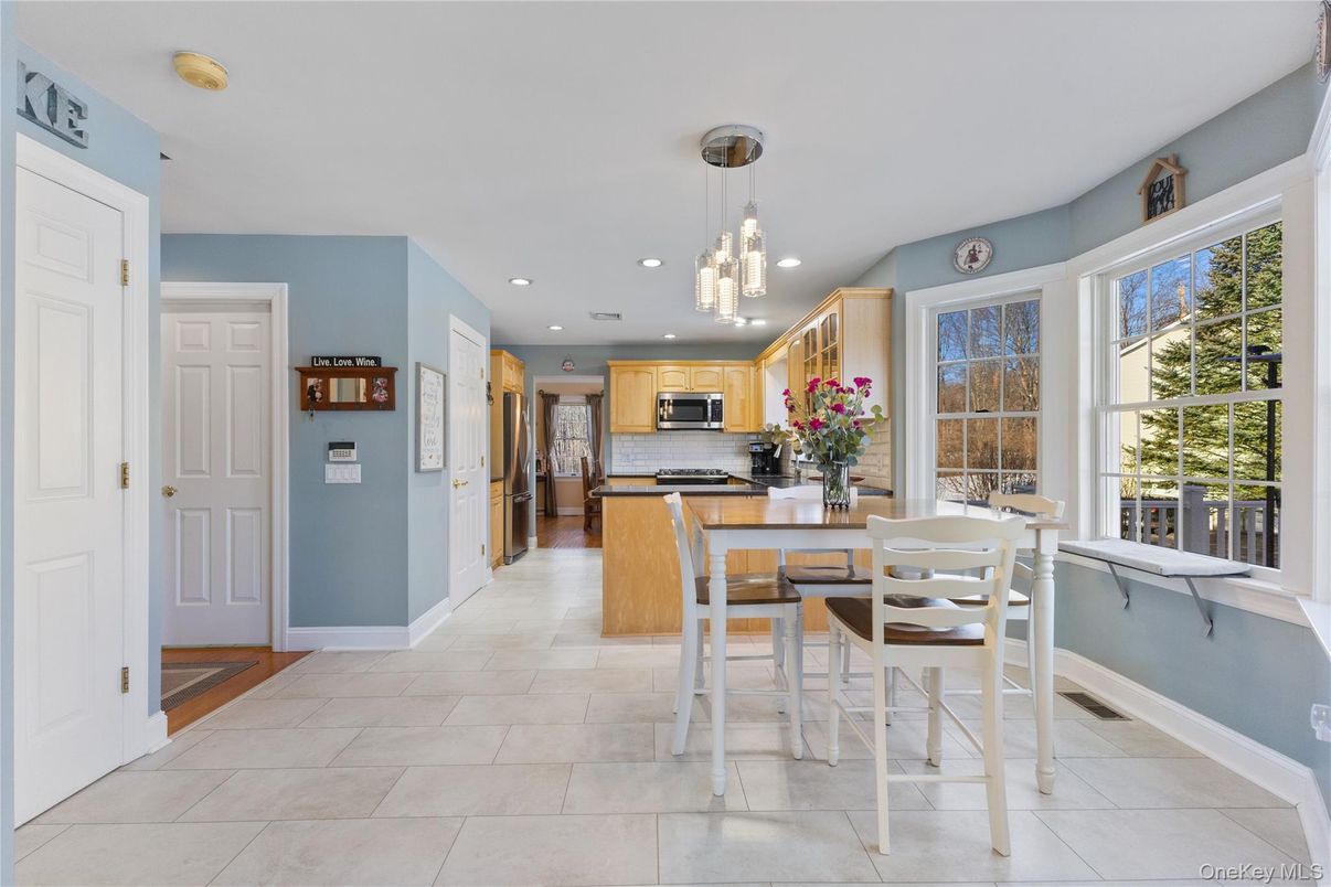 Dining room, Interior, Kitchen, Pendant Lights, Recessed Lighting, Stainless Steel Appliances