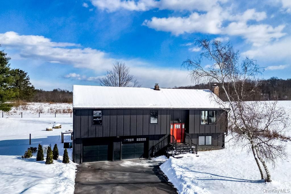 Exterior, Facade, Raised Ranch