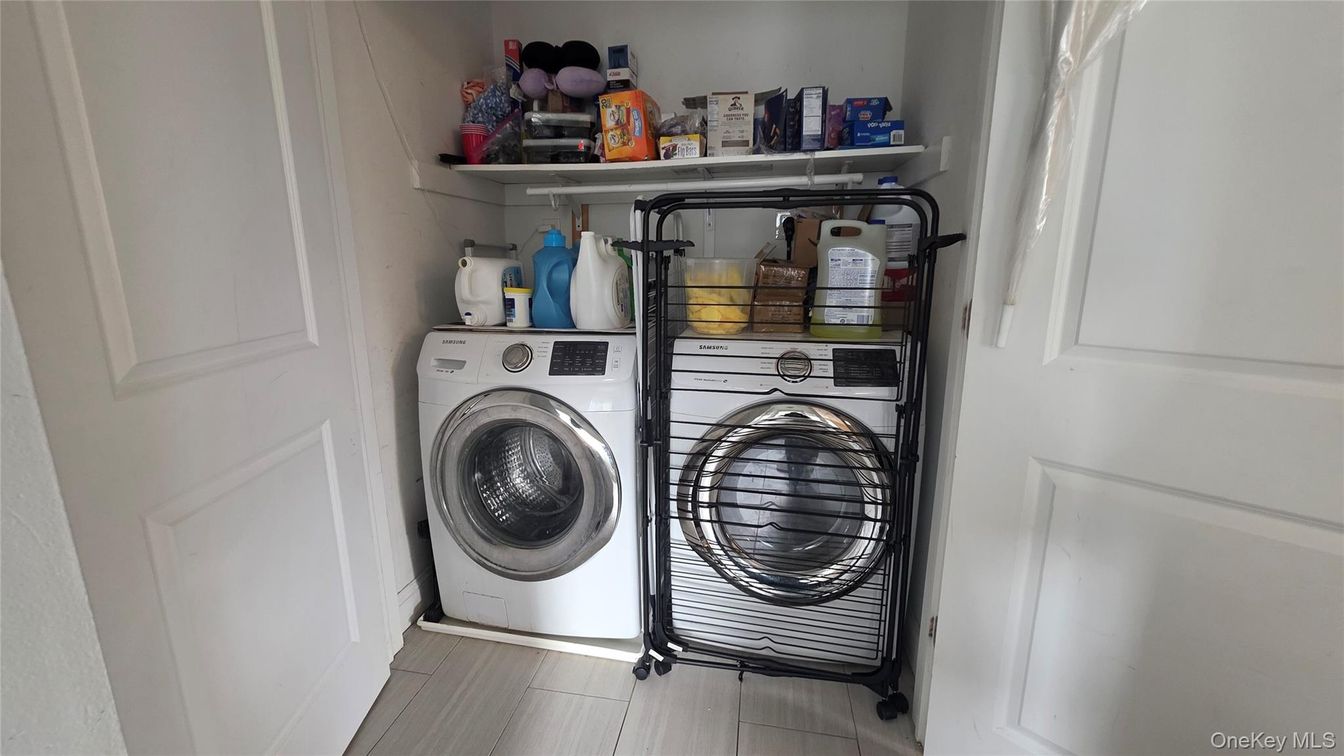 Interior, Utility Closets, Washer, Wood Texture Flooring