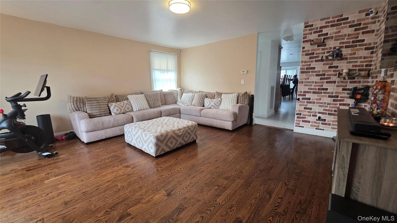 Fitness Equipment, Interior, Living room, Stone Walls, Wood Texture Flooring