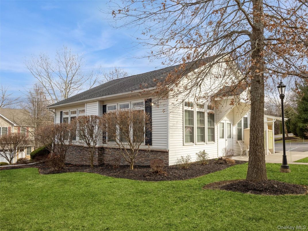 Exterior, Facade, Ranch