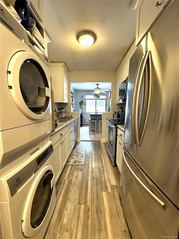 Interior, Kitchen, Washer, Wood Texture Flooring