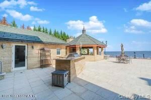 Exterior, Outdoor Kitchen, Water