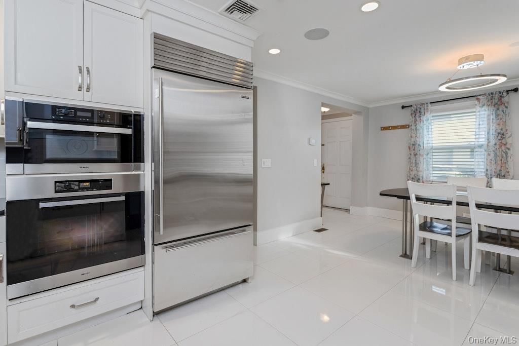 Dining room, Interior, Kitchen, Pendant Lights, Recessed Lighting, Stainless Steel Appliances