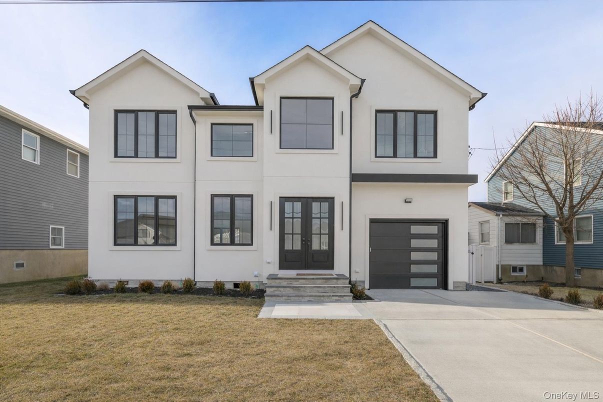 Attached, Exterior, Facade, Farmhouse