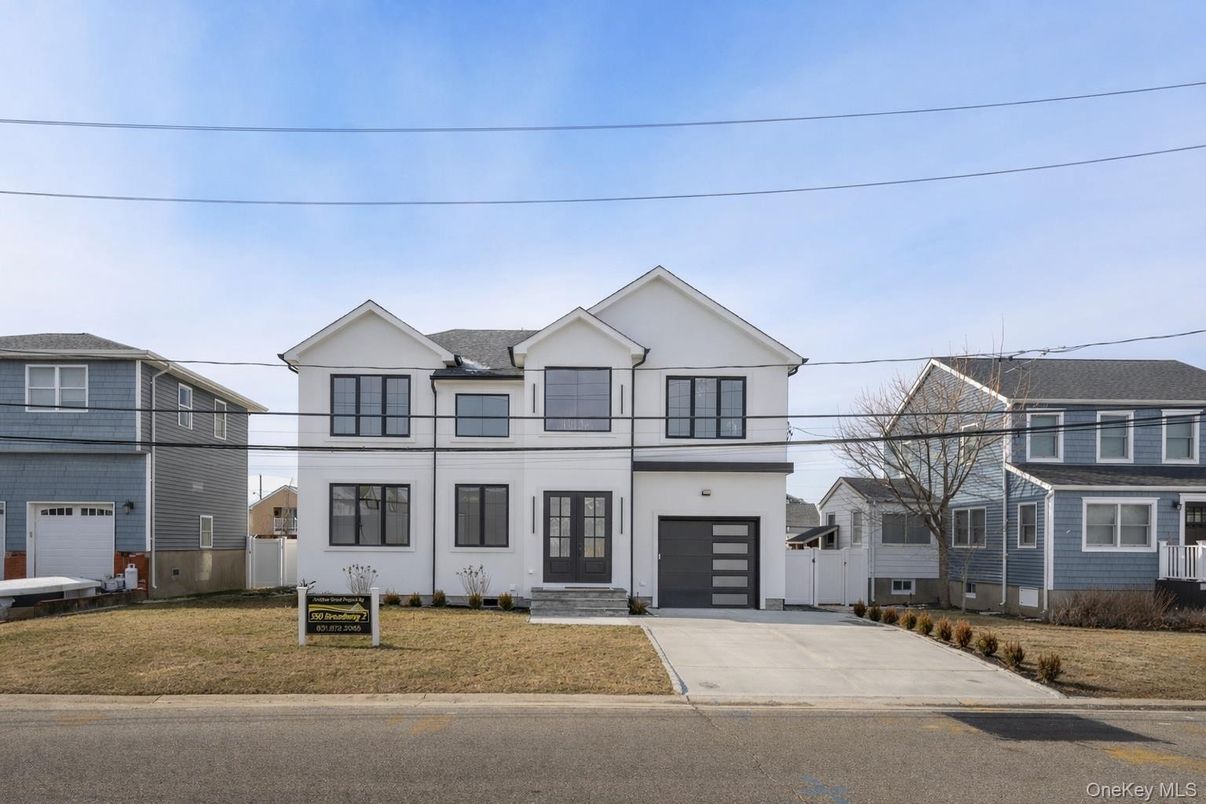 Attached, Exterior, Facade, Farmhouse