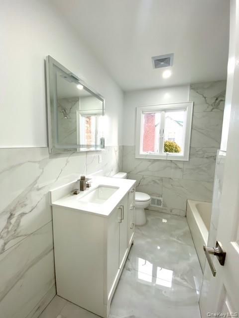 Bathroom, Interior, Marble, Marble Walls, Recessed Lighting