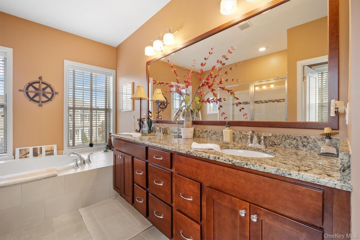 Bathroom, Dual Sink Vanities, Interior, Recessed Lighting