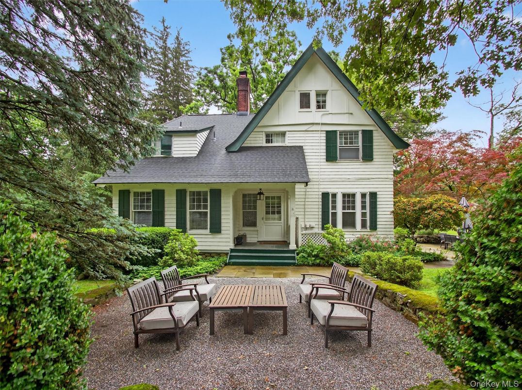Exterior, Facade, Queen Anne Victorian