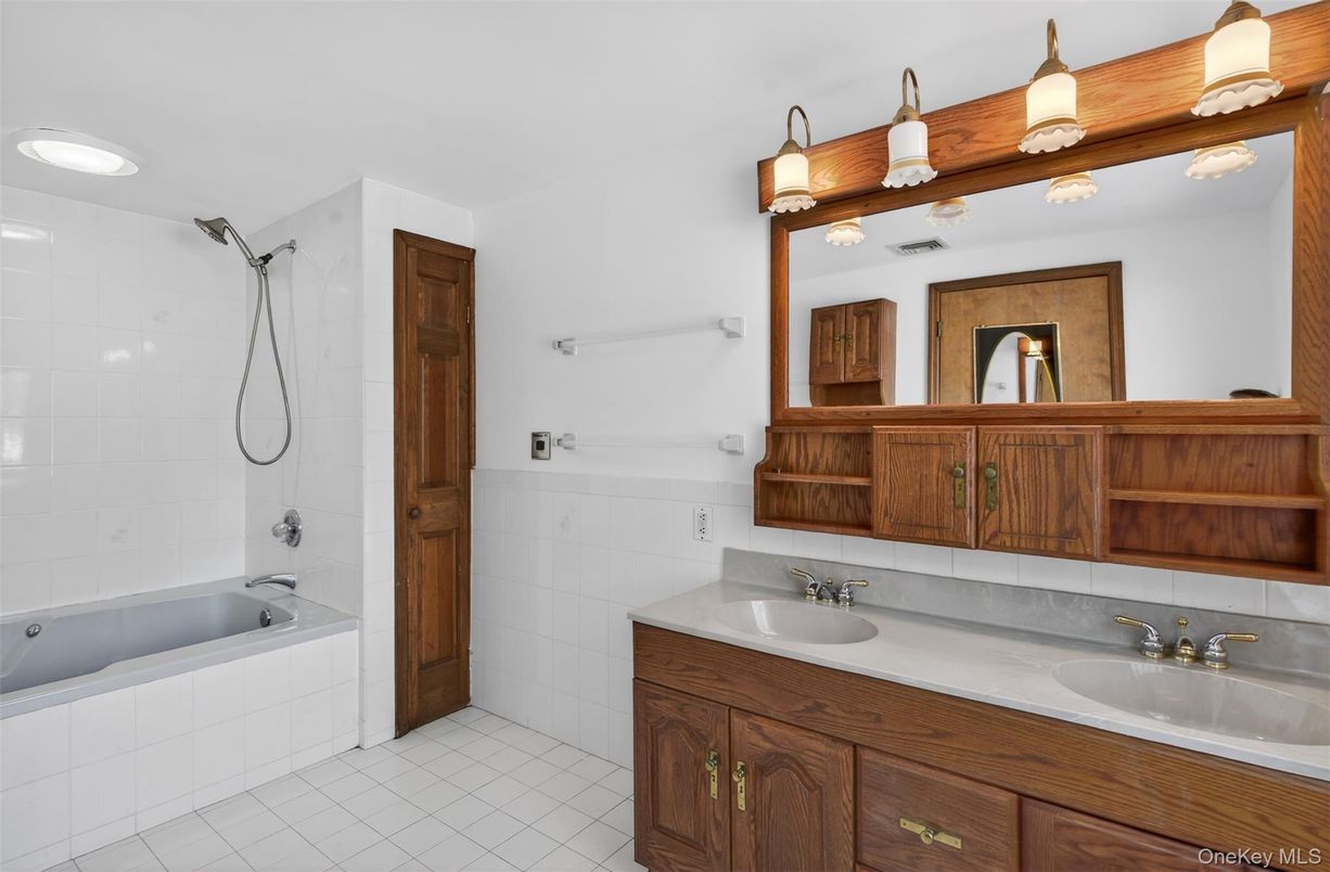 Bathroom, Dual Sink Vanities, Interior, Recessed Lighting