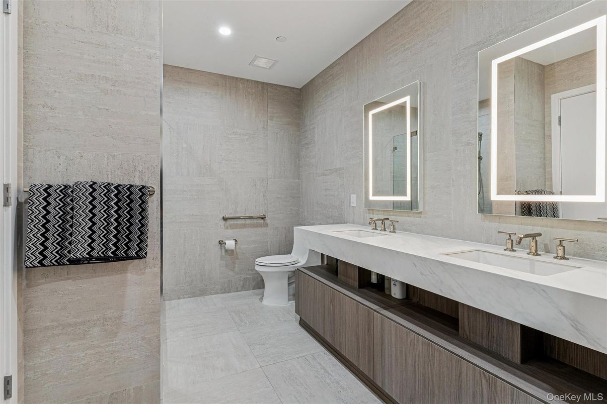 Bathroom, Dual Sink Vanities, Interior, Recessed Lighting