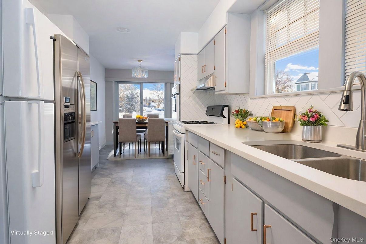 Chandelier, Dining room, Interior, Kitchen, Recessed Lighting, Stainless Steel Appliances