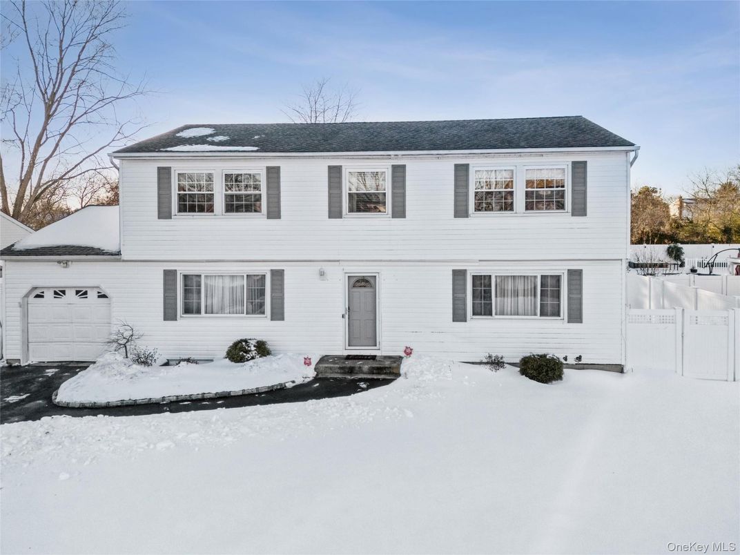 Attached, Exterior, Facade, Split Level