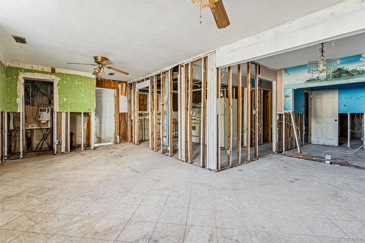 Empty room, Interior