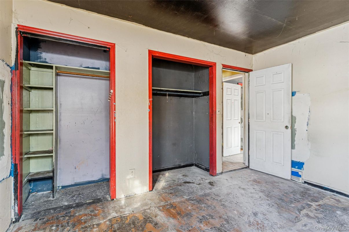 Empty room, Interior