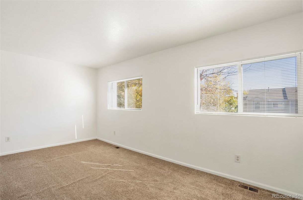 Empty room, Interior