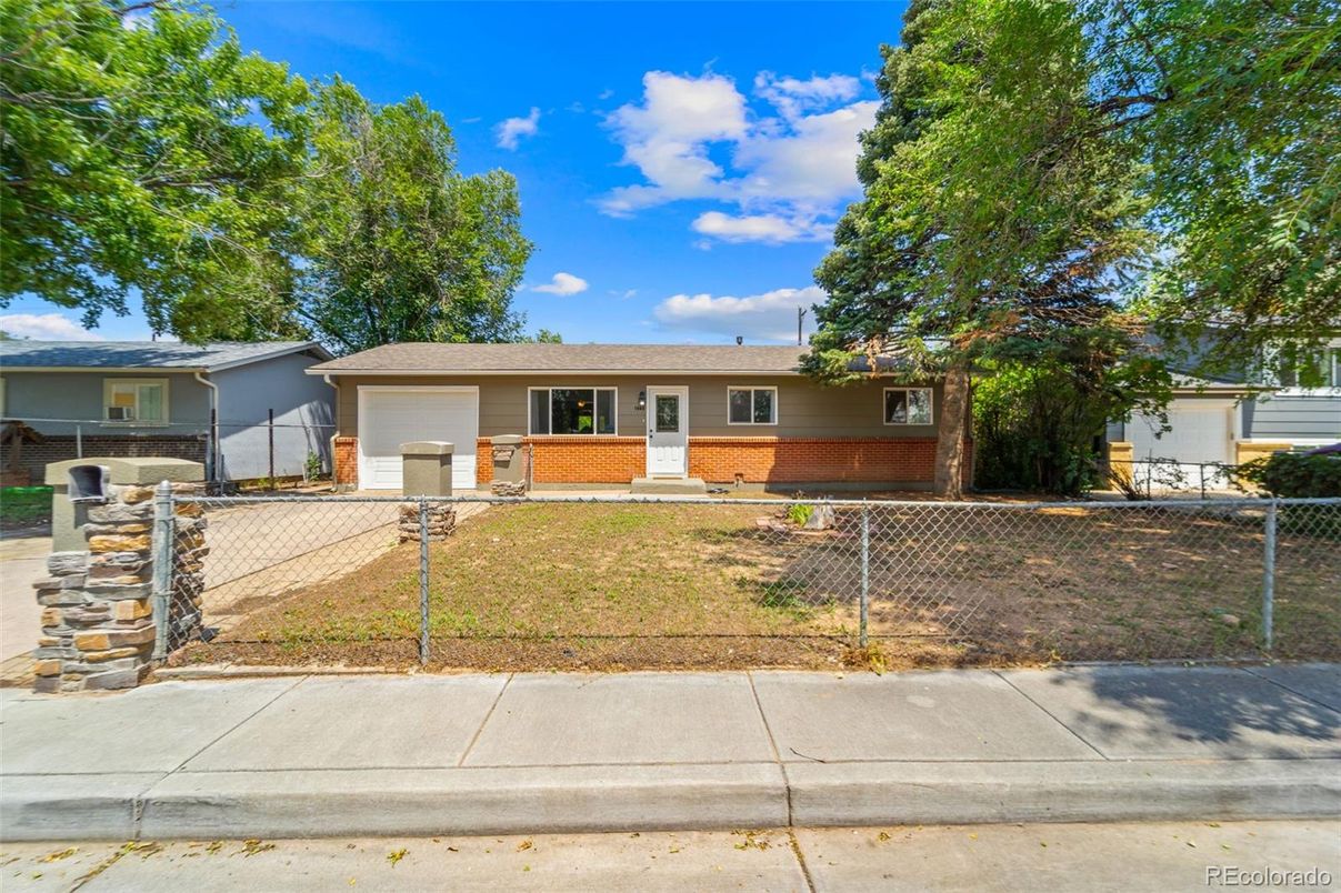 Attached, Exterior, Facade, Ranch