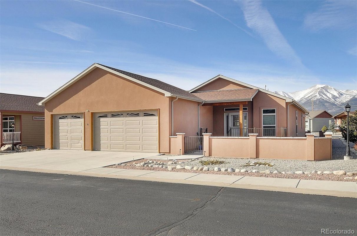 Attached, Exterior, Facade, American Craftsman