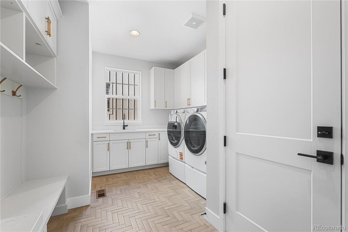 Interior, Recessed Lighting, Washer, Wood Texture Flooring