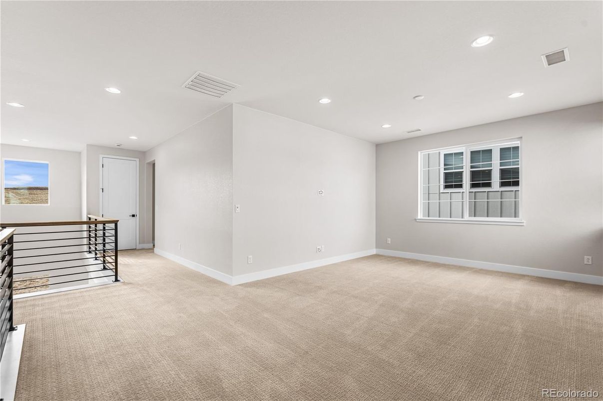 Empty room, Interior, Recessed Lighting