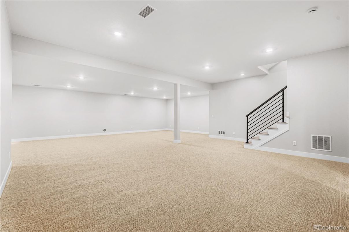 Empty room, Interior, Recessed Lighting