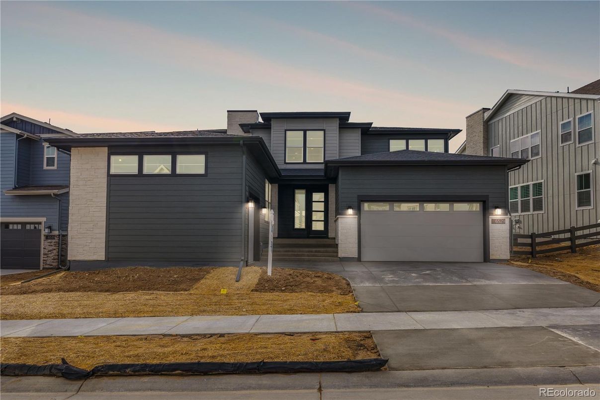 Attached, Exterior, Facade, Modern